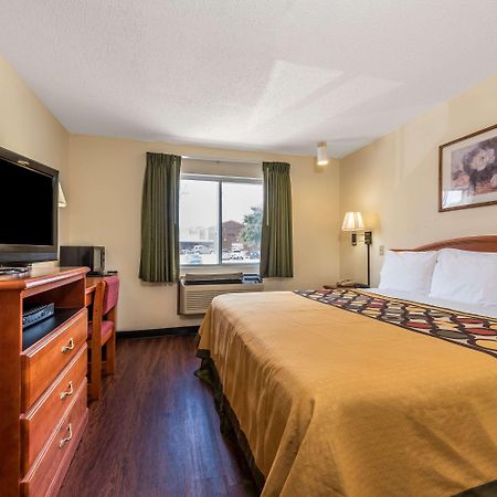 Super 8 By Wyndham Denton Hotel Luaran gambar