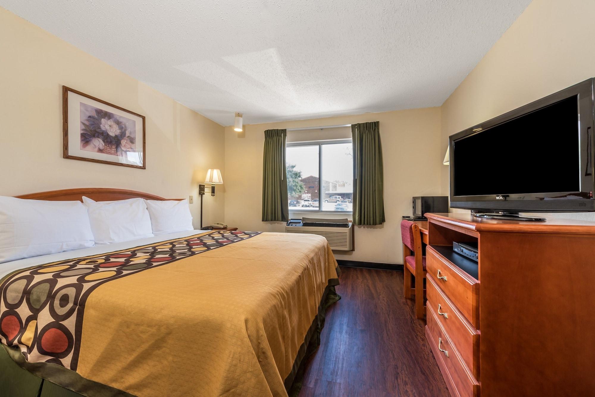 Super 8 By Wyndham Denton Hotel Luaran gambar