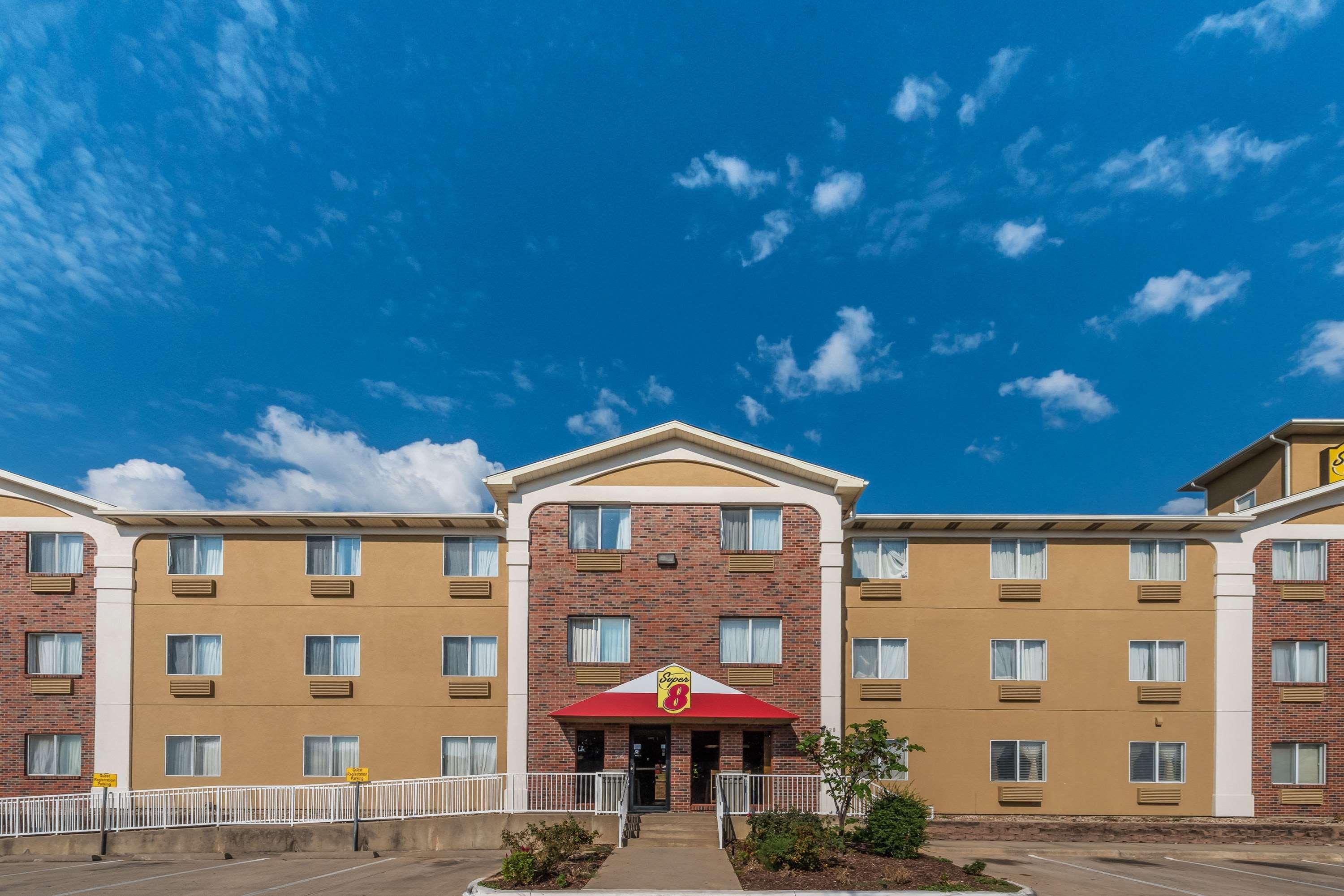 Super 8 By Wyndham Denton Hotel Luaran gambar