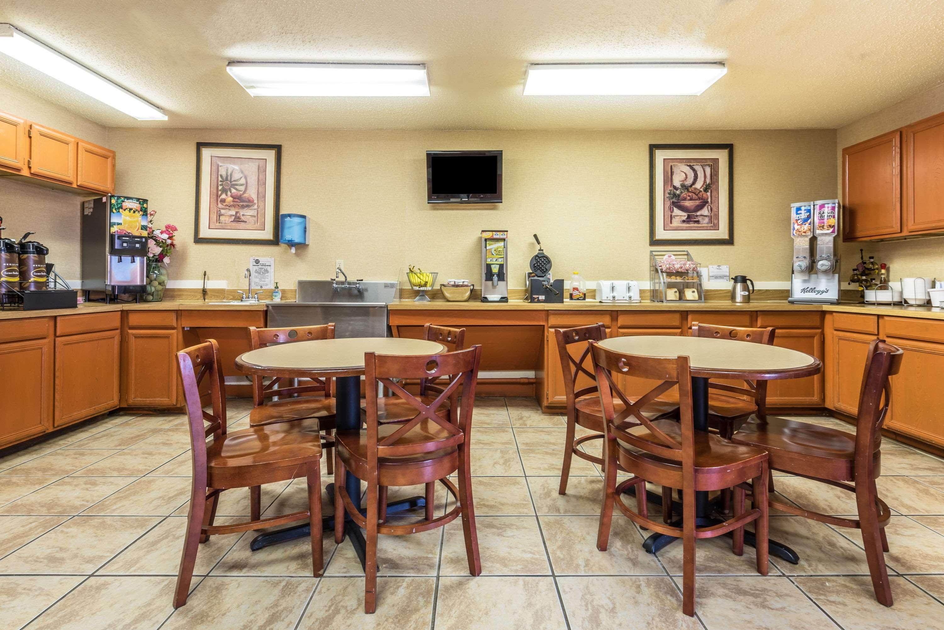 Super 8 By Wyndham Denton Hotel Luaran gambar