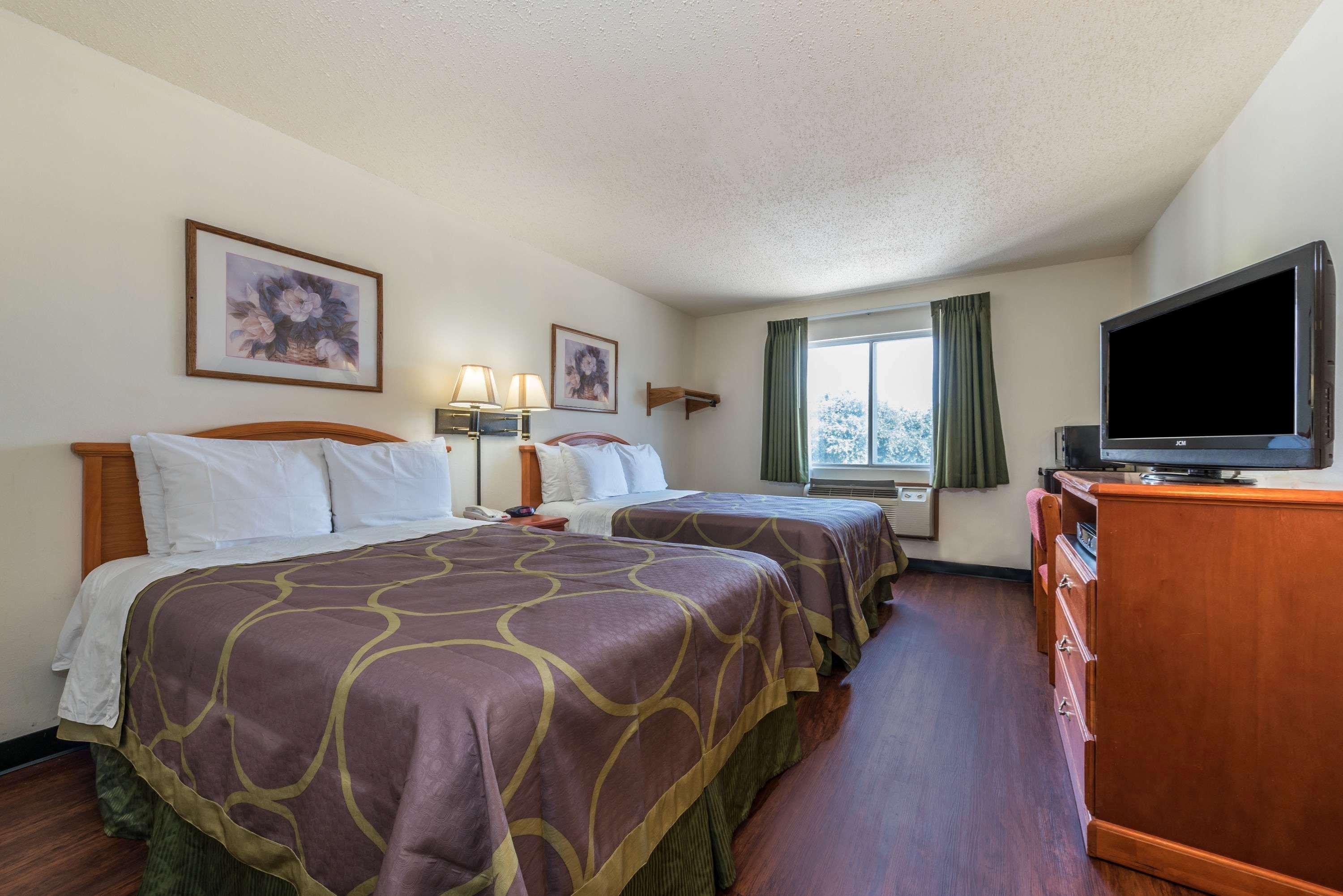 Super 8 By Wyndham Denton Hotel Luaran gambar