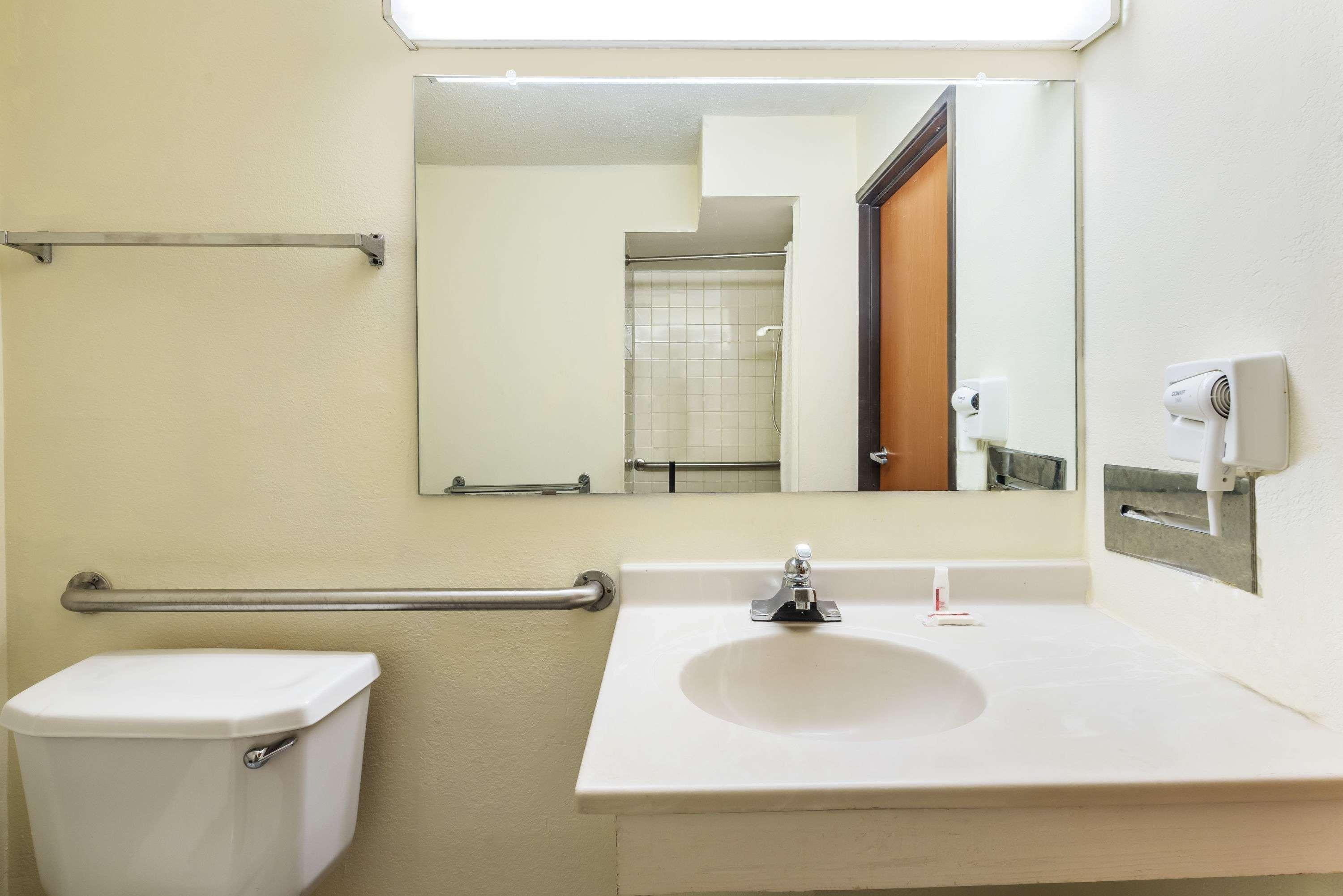 Super 8 By Wyndham Denton Hotel Luaran gambar