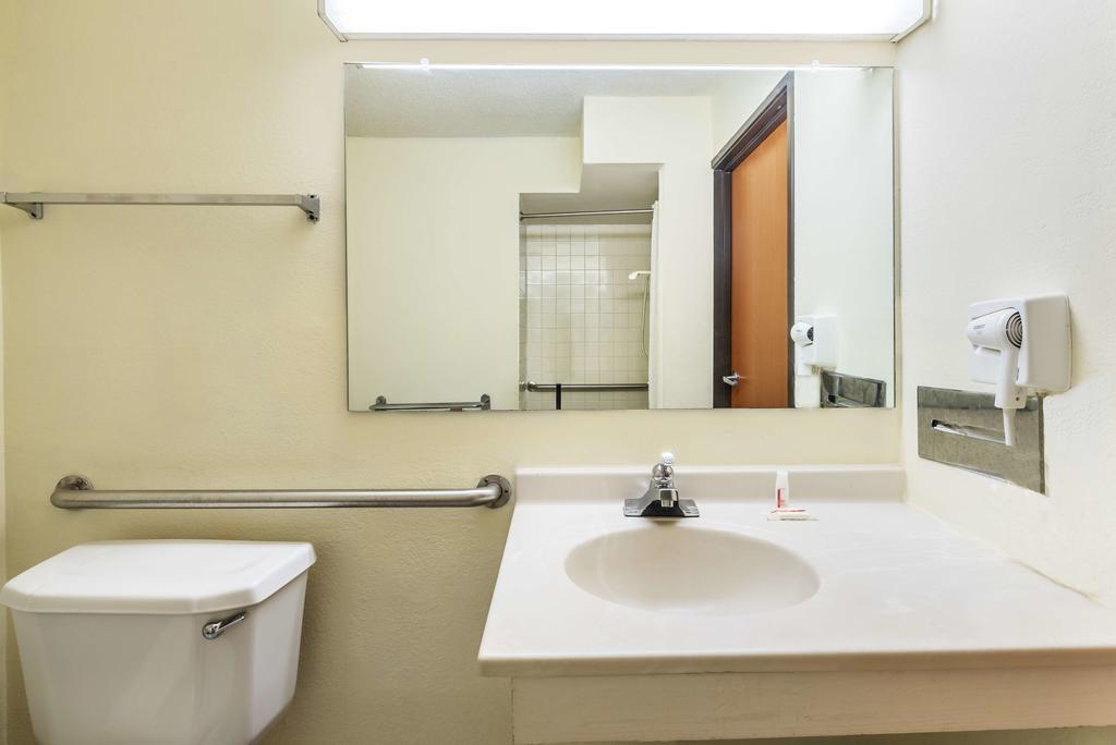 Super 8 By Wyndham Denton Hotel Luaran gambar