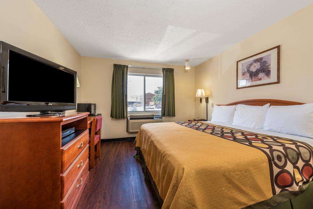 Super 8 By Wyndham Denton Hotel Luaran gambar