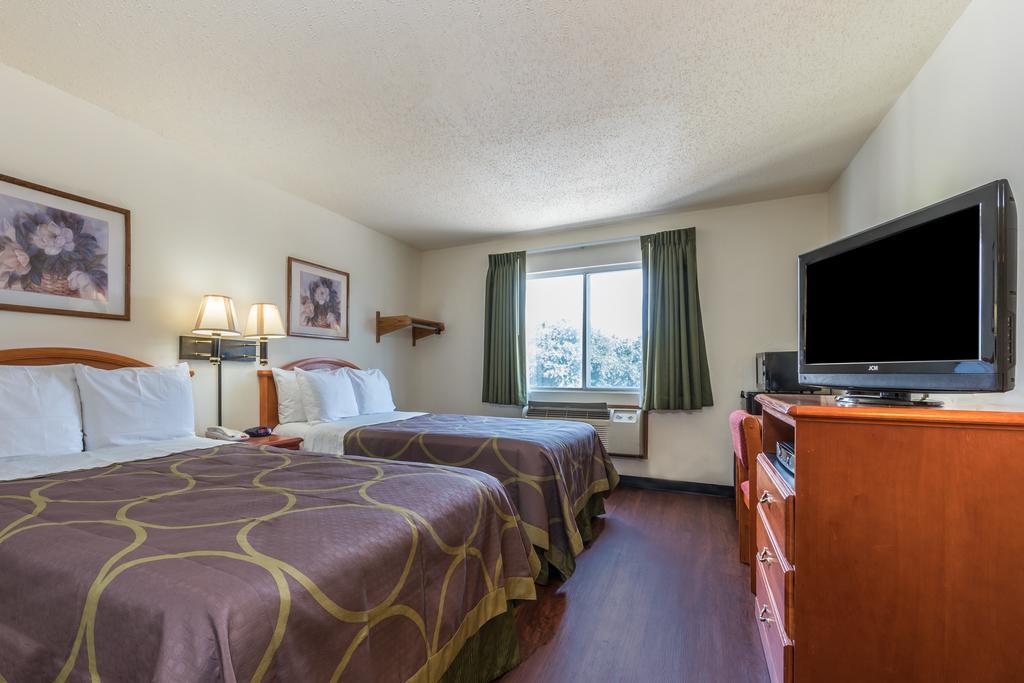 Super 8 By Wyndham Denton Hotel Luaran gambar