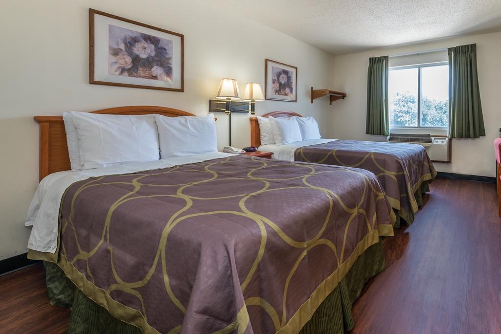Super 8 By Wyndham Denton Hotel Luaran gambar