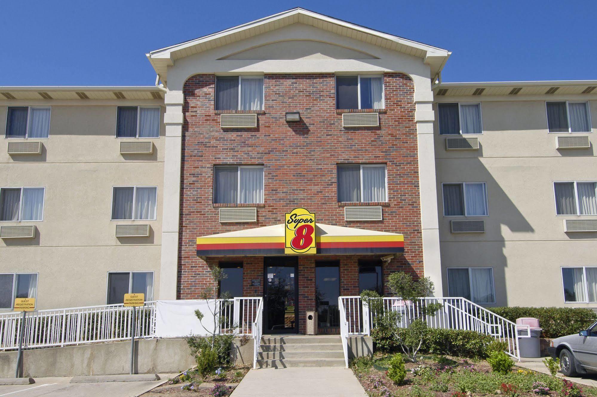 Super 8 By Wyndham Denton Hotel Luaran gambar